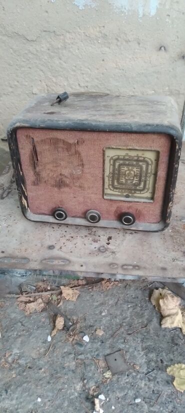 Rekord 52 1953 il.Bu vintage lampalı radio qəhvəyi korpusu və qırmızı
