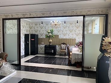 Раздвижная стеклянная перегородка для зонирования помещения at lalafo.kg Раздвижная стеклянная перегородка для зонирования помещения