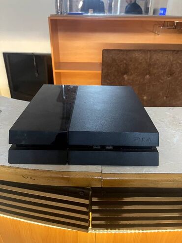 скупка playstation: Игровая консоль Sony PlayStation 4 в черном корпусе. Эта модель