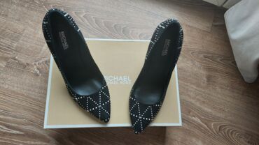 sivo odelo i braon cipele: Pumps, Michael Kors, 37