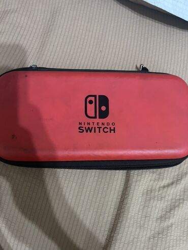 Nintendo Switch: Игровая консоль Nintendo Switch с удобным чехлом красного цвета для