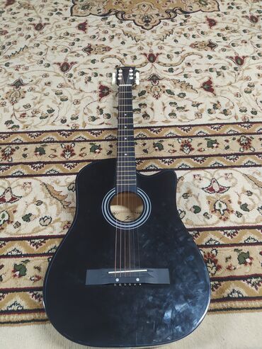 Гитары: Акустическая гитара формата дредноут с вырезом (cutaway), черного