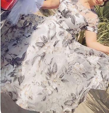 alt geyim: Zərif çiçək naxışlı qadın paltarı - Rəng: açıq krem fon üzərində — 2