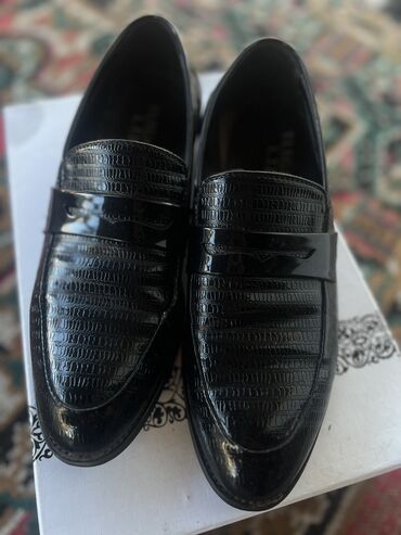 черная обувь: Мужские туфли б/у, подойдет на 39-40, одевал всего раза 2