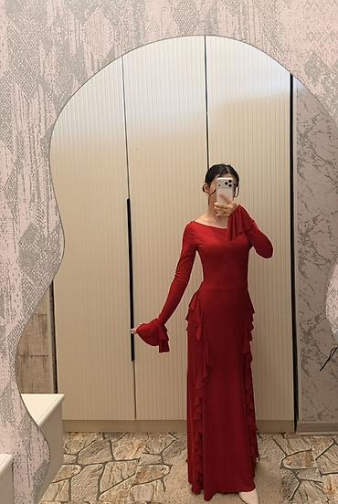 vecerni don: Tünd Qırmızı rəngli uzun ziyafət/libas. 2-3 dəfə geyinilib. Damla — 1