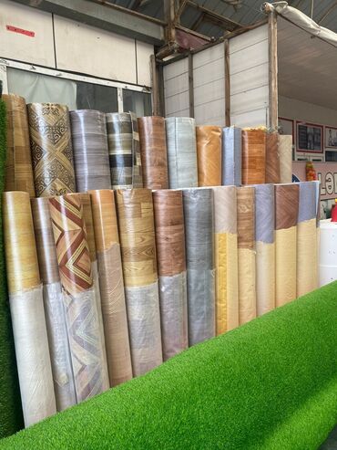 Döşəmə: Müxtəlif naxışlı və rəngli linoleum rulonları, müxtəlif interyerlərə