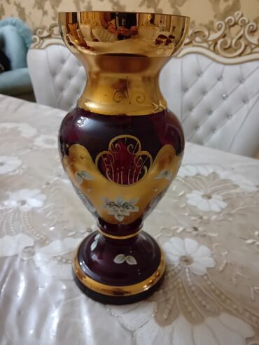 ваза красная: Одна ваза, Богемское стекло