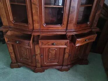 Stilske vitrine: Prelepa vitrina. Odlicno stanje. Visina 220cm Sirina 190 cm Dubina 45 na lalafo.rs — 8 Stilske vitrine: Prelepa vitrina. Odlicno stanje. Visina 220cm Sirina 190 cm Dubina 45 — 8