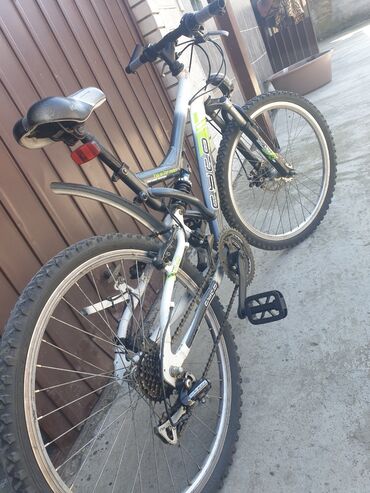 auto na akumulator: Prodajem 2 Bicikle mountainbike siva je decija U dobrom stanju su