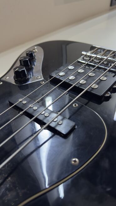 Bas gitaralar: İnvasion brendi Jazz Bass (elektro bass) İki pikap sistemi: 1. Boyun — 4