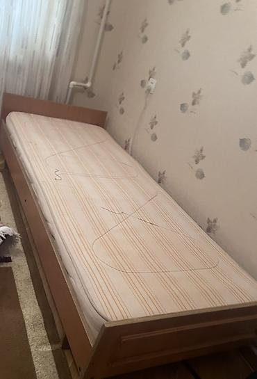Çarpayılar: Bir nəfərlik taxta çarpayı və döşək - Ölçü: təxmini 90x190 sm (tək — 1