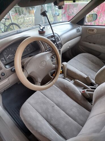 тойота карола 2000 годы: Не убеваемый Автомобиль Toyota Corolla золотистого цвета с бежевым