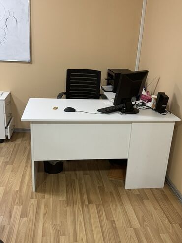 İşçi üçün, Künc masa