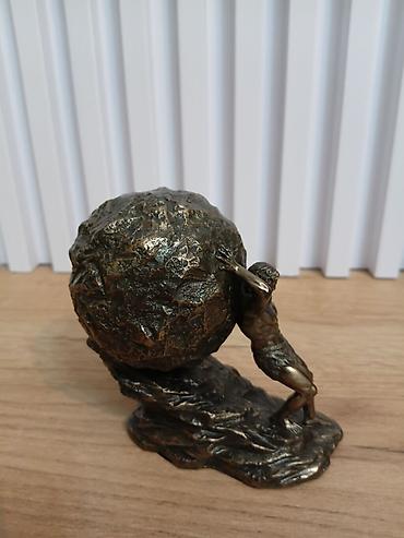 Heykəlciklər: Sizif heykəli

Ölçüləri 12.1 x 7 x 11.1 sm — 3