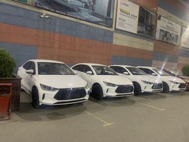 гоночный машина: Продается ряд новых седанов BYD, окрашенных в белый цвет. Автомобили