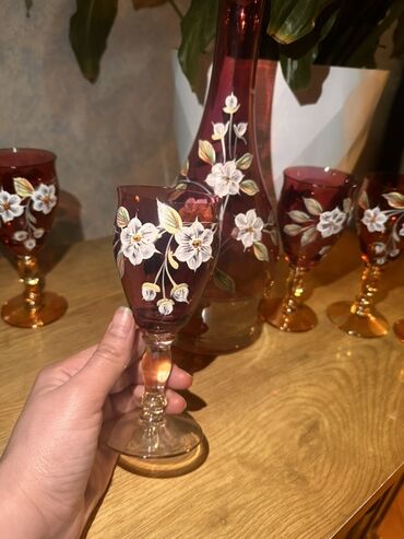 вазы ручной работы: Məhsul: Şüşə qrafin və badə dəsti - Tərkib: 1 ədəd qrafin + 6 ədəd