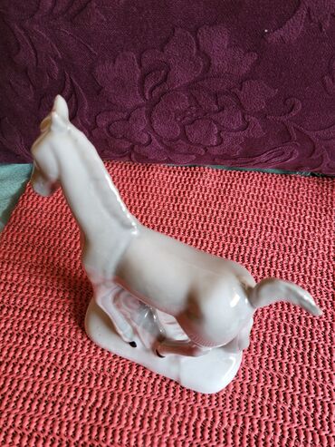 Figurice i makete: Figura nova porcelanska iz 70ih. Figura bez ostecenja,sve na njoj — 4