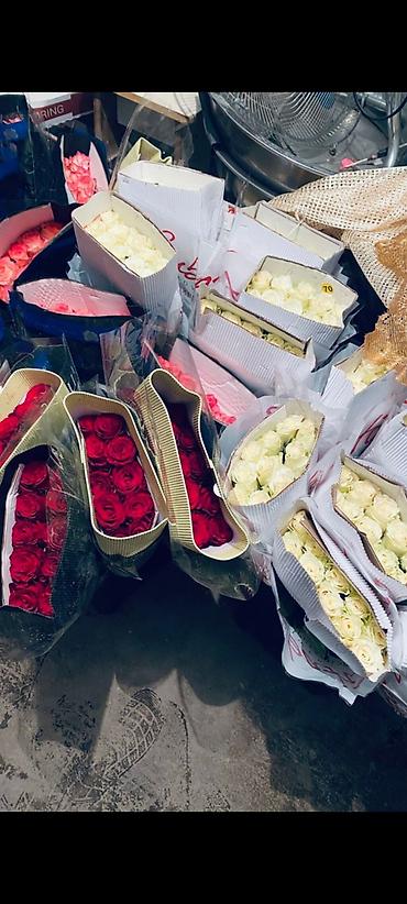 Букеты из живых цветов: Розы и тюльпаны к 8 Марта - Срезанные свежие розы в ассортименте — 3