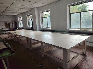 Оборудование для бизнеса: Продаю закройный стол.Полностью из ламината.Длинна 8.3 м.Ширина 1.83
