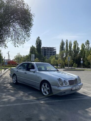 вадавоз мерс: Автомобиль Mercedes-Benz E-класса в кузове W210 серебристого цвета