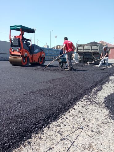 Digər tikinti xidmətləri: Asfalt döşəmə xidməti - İsti asfaltın səpilməsi və vibroval ilə