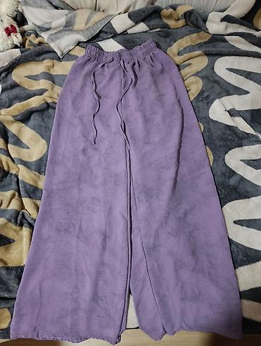 luze o: Ljubičaste široke pantalone sa elastičnim strukom i učkurom. Model — 1