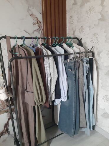 Другая женская одежда: Джинсовый комбинезон синего цвета с классическим дизайном. Модель — 4