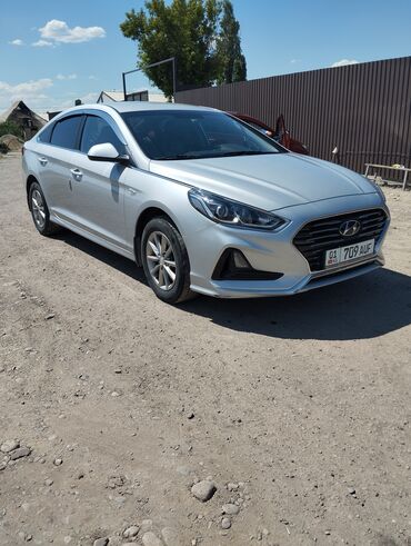 Hyundai: Автомобиль Hyundai Sonata серебристого цвета. Данная модель