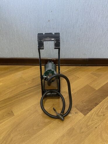 Avtomobil kompressorları və nasosları: Bu SSSR den qalma ayaq nasosudir. cox yaxwi veziyetdedi. təkərləri — 8