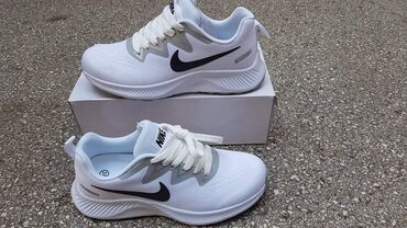 Women's Sneakers and athletic shoes: Nike Zoom
Brojevi 36 do 41 — 4