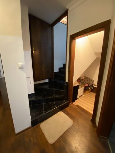 Kuće na prodaju: 530 kv. m, 6 soba — 9