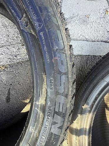 Шины: Комплект зимних шин 235/50 R18. Новые На фото — 4 автомобильные шины — 4