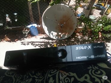 ресивер для телевизора: Tarelka çanaq antena blok üstündə aparat tunerlə bir yerdə pultu