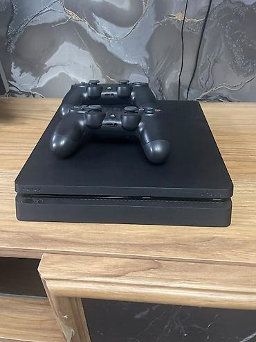 PS4 (Sony PlayStation 4): Ps4 Slim 1Tb 2 orjinal pult(zəmanətdə a class yazılıb amma googleden — 2