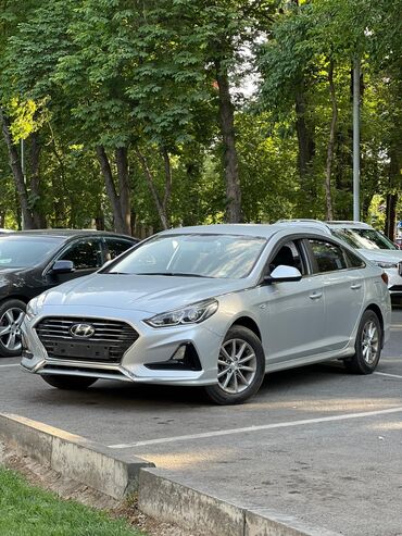 машина из кореи: Автомобиль Hyundai Sonata серебристого цвета. Это седан с современным