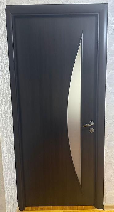 Mebel iç qapısı – tünd qəhvəyi rəngdə, modern dizaynlı.1EDED QAPIDI. -
