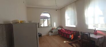 Həyət evləri və villaların satışı: Ev 4 sot torpaqda yerləşir. 3 otaq, 1 qonaq otağı, mətbəx və sanitar — 5