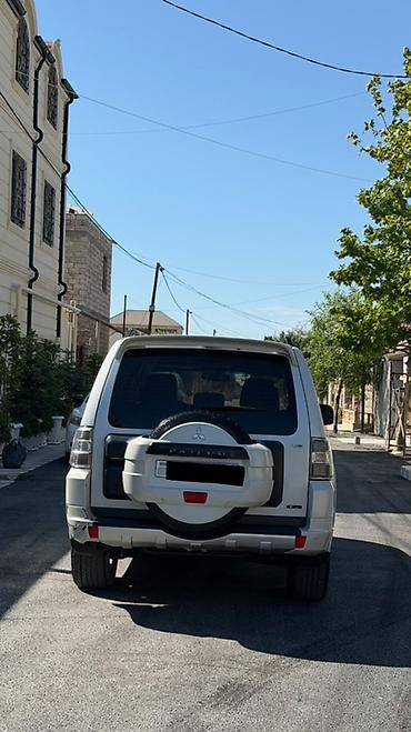 pajero mini: Mitsubishi Pajero (IV nəsil) – ağ rəngli, tam ölçülü 4x4 SUV. Əsas — 7