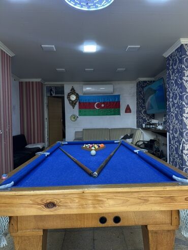 тенисный стол: Möhkəm ağac konstruksiyaya və mavi bilardo parçasına malik bu bilardo