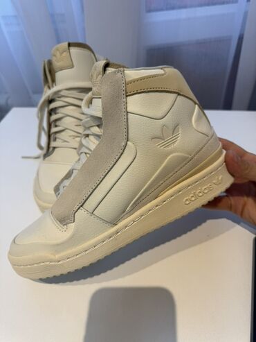 krasovka kisi ucun: Ağ rəngli, yüksək boğazlı Adidas idman ayaqqabıları.park bulvardan 430