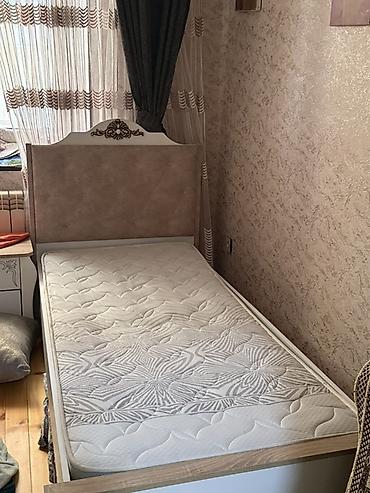 Çarpayılar: Bir nəfərlik çarpayı və döşək dəsti - Ölçü: təxminən 90x190 sm (bir — 1