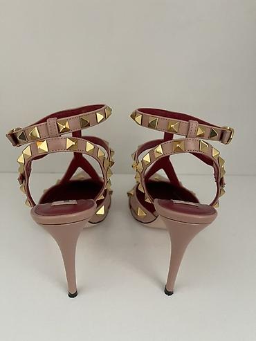обу: Valentino Garavani Rockstud — культовая модель Элегантные босоножки — 4
