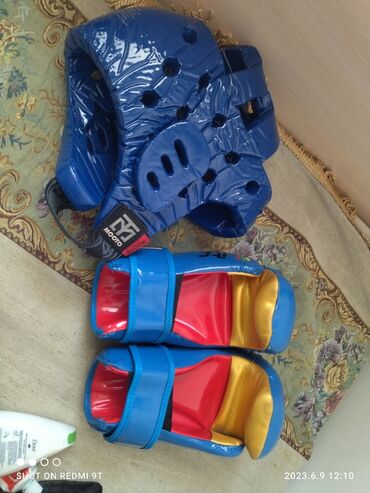 перчатки боксёрские: Шлем новый, перчатки тоже почти новые 
Отдам все вместе за 2000 сом