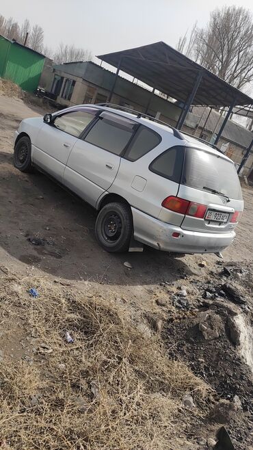 срочно продаю автомобиль: Toyota Ipsum: 1997 г., 2 л, Автомат, Бензин, Минивэн