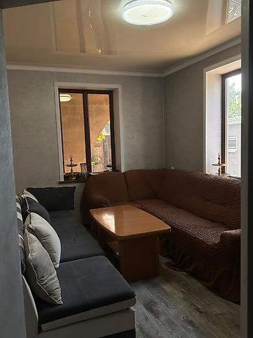 Продажа коттеджей и домов: Продается просторный дом с двумя этажами, расположенный на участке с — 12