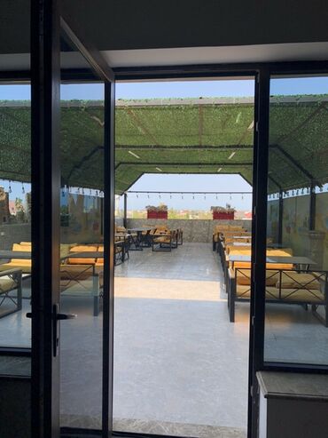 Restoran, kafelər: Uluxanlı Restaurant – geniş və işıqlı məkan - Fasaddan görünən — 19