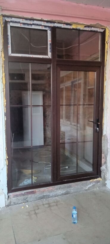 Plastik qapılar: PVC vitraj qapı-pəncərə sistemi - Material: tünd ağac rəngində PVC — 5