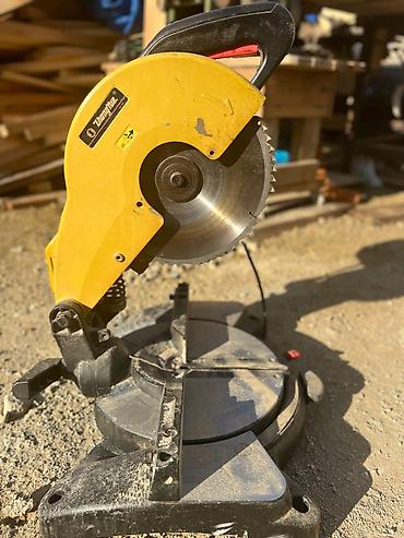 Alətlər: Taxta kəsmə üçün elektrikli gönye dəzgahı (miter saw) və kiçik hava — 1