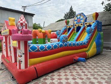кукольный дом купить: Большой надувной батут в форме замка, выполненный в ярких многоцветных