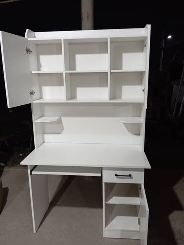 Письменные столы: Письменный стол — 6